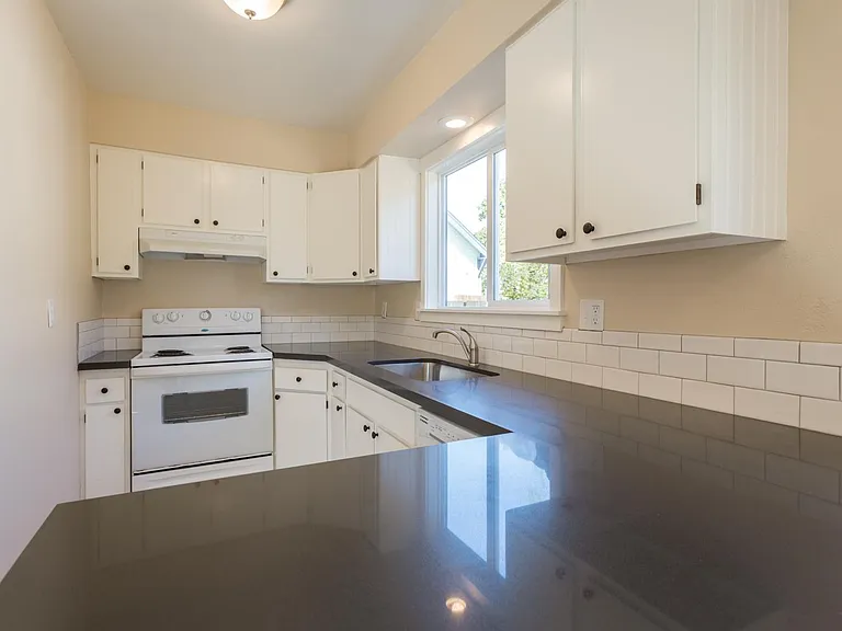 7852 SE 21st Ave — Photo 10