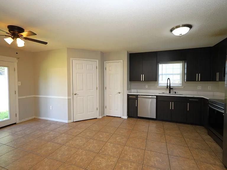 812 Madelyn St — Photo 4