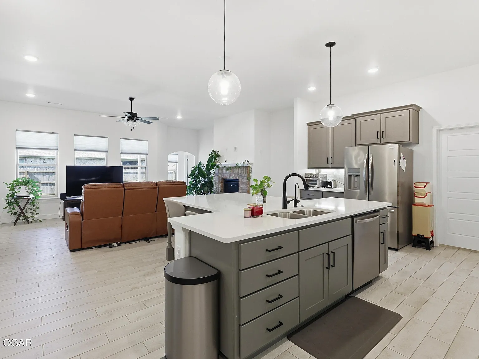 4 bed, 3.0 bath, 2605 sqft, $3,200 — Photo 3