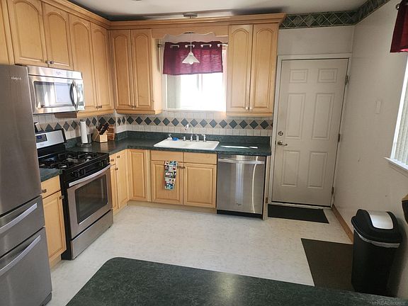 3rd image of 42619 Walker St