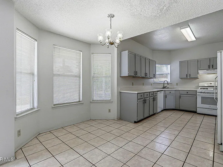 7765 Dianjou Dr — Photo 18