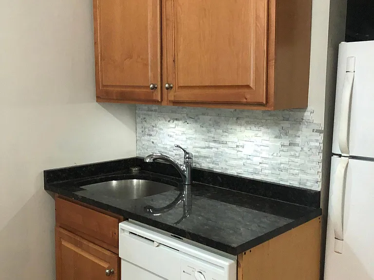 3102 N Southport Ave #2F — Photo 2