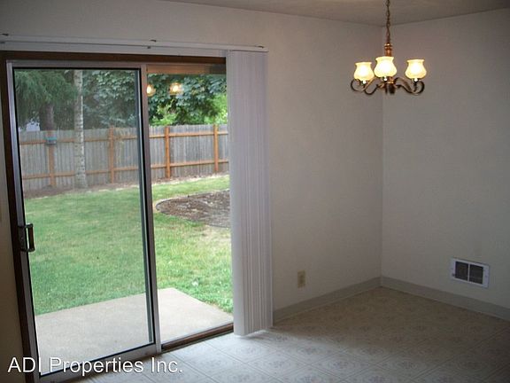 3rd image of 744 SE 32nd Ave