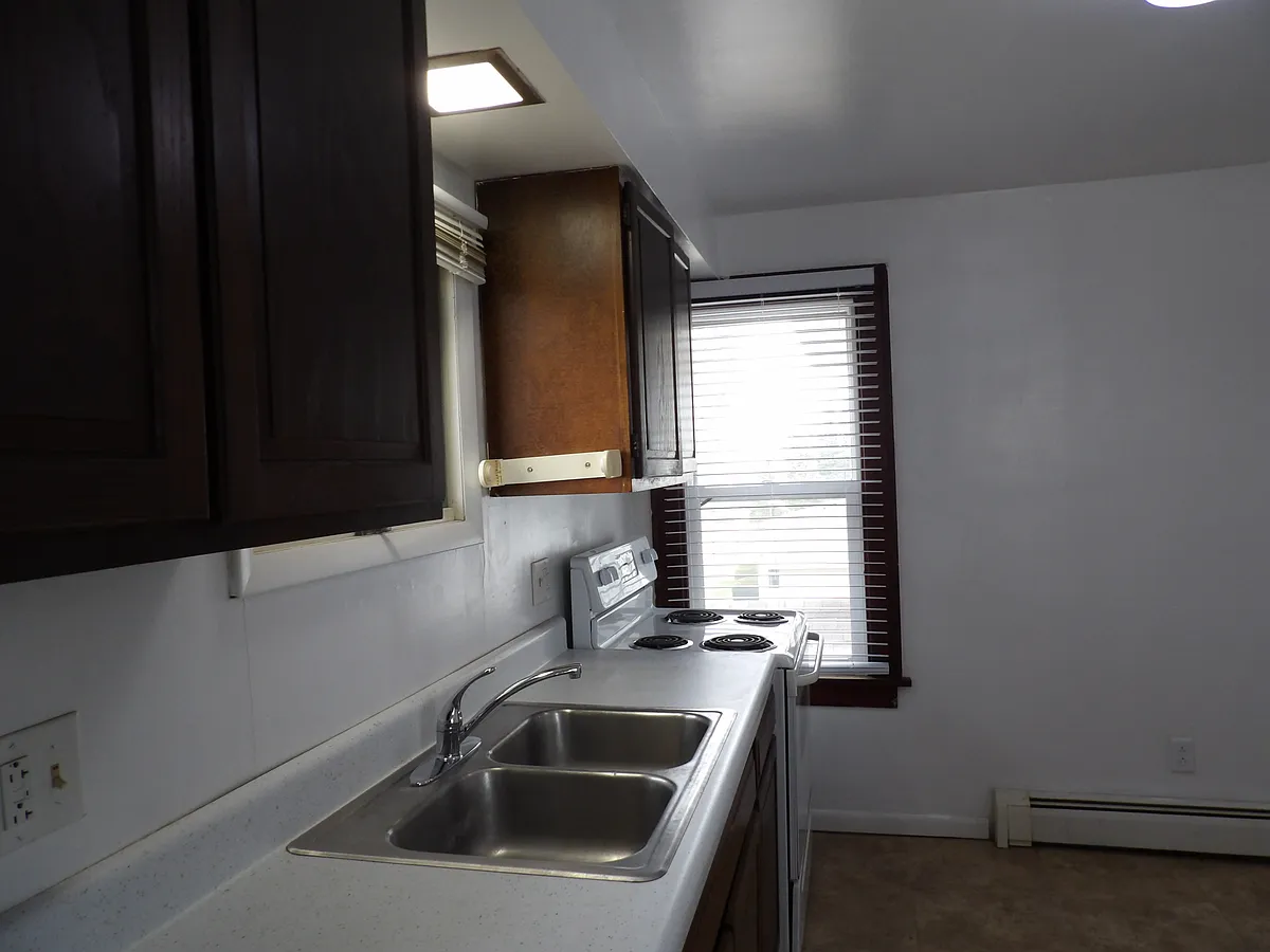 Building Photo - 142 East St #C
