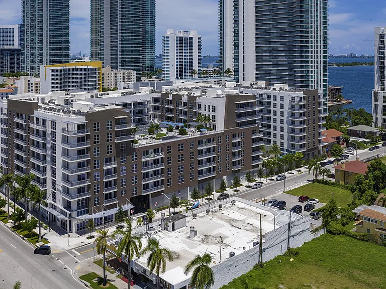 Blu27 at Edgewater — Photo 75