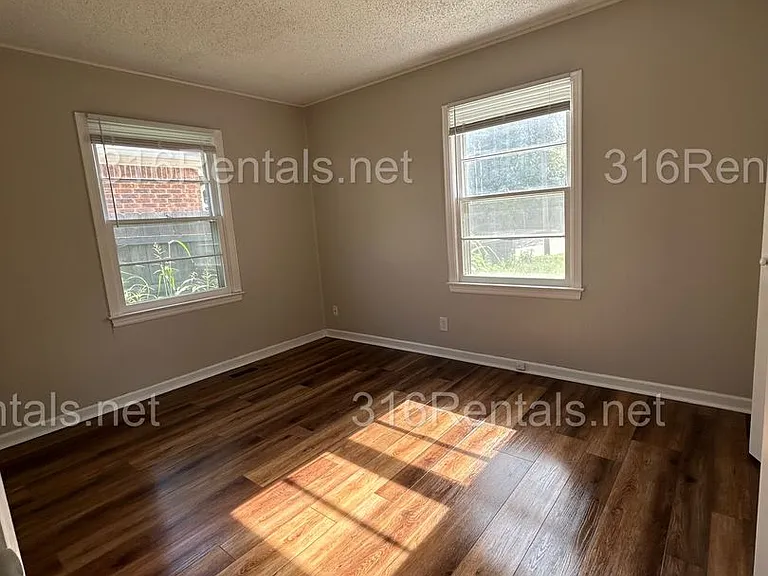 2546 S Pattie Ave — Photo 13