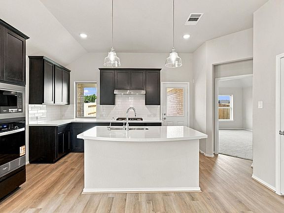 5th image of 226 Violet Crown Ln