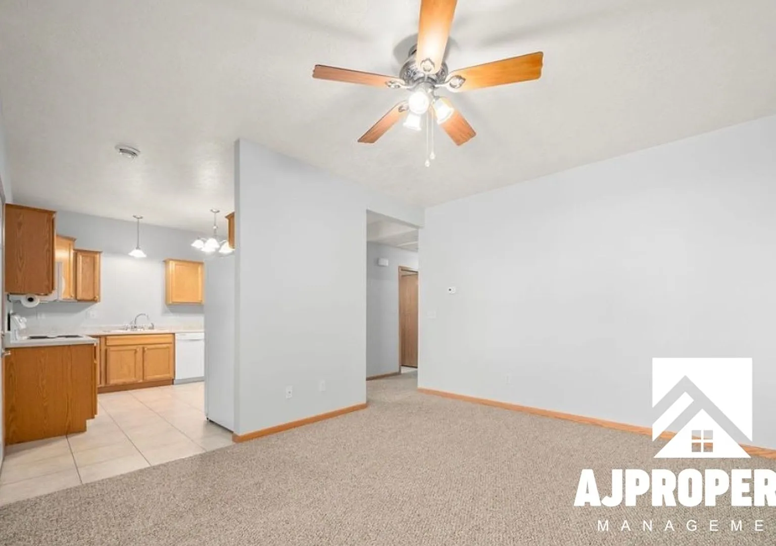 Modern and Updated Townhouse in Comfy Hartford, SD Location — Photo 3