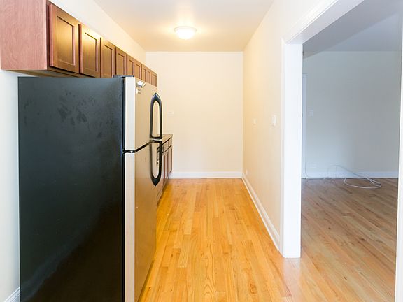 3rd image of 1164 N Dearborn St APT 202