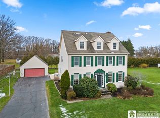 8 Marthas Vineyard Dr, Fredonia, NY 14063