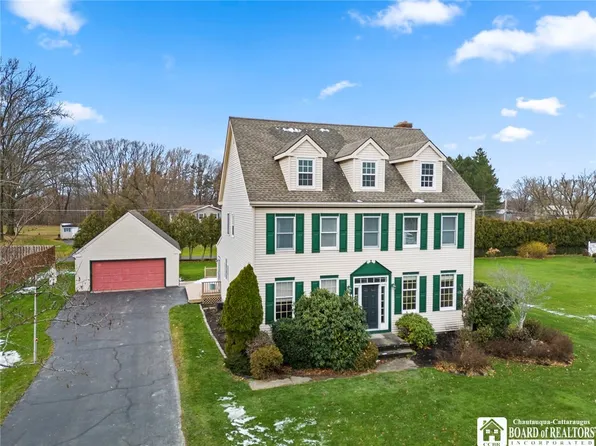 8 Marthas Vineyard Dr, Fredonia, NY 14063