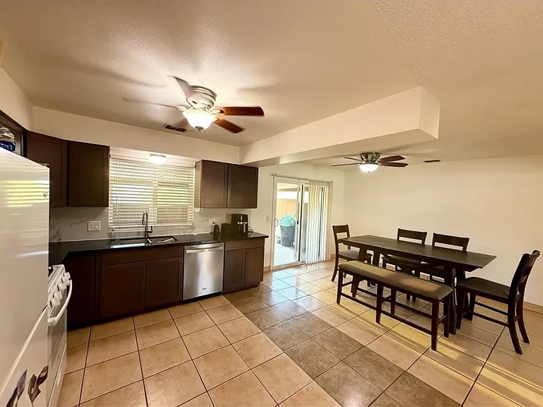 331 S Lotas St — Photo 4