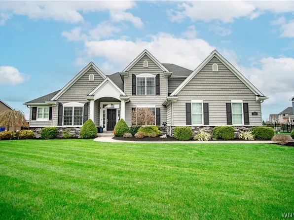 7225 Creekbend Dr, North Tonawanda, NY 14120