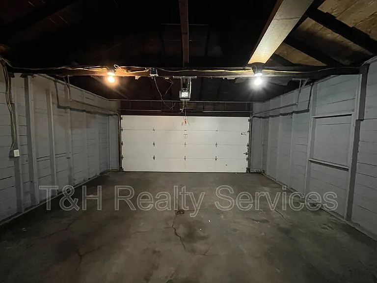 932 E Morris St — Photo 23