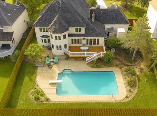171 Red Oaks Dr, Vadnais Heights, MN 55127