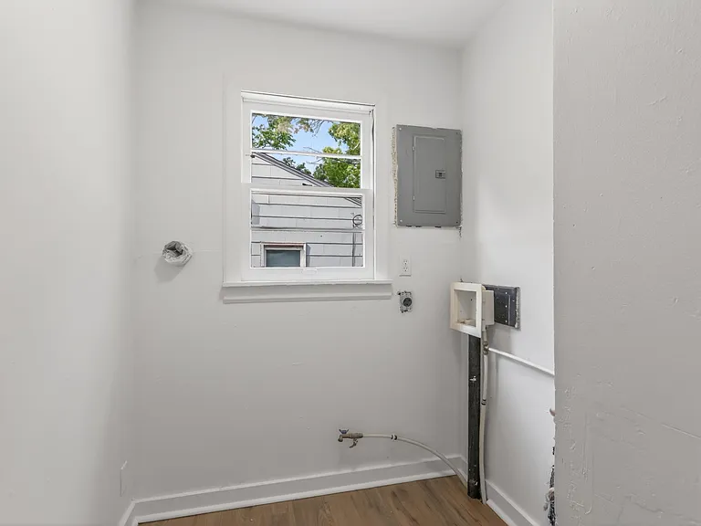 6041 Walrond Ave — Photo 9