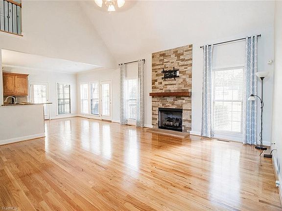 3rd image of 192 Loganberry Ct