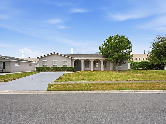 2nd image of 4 CARRIAGE HILL CIRCLE