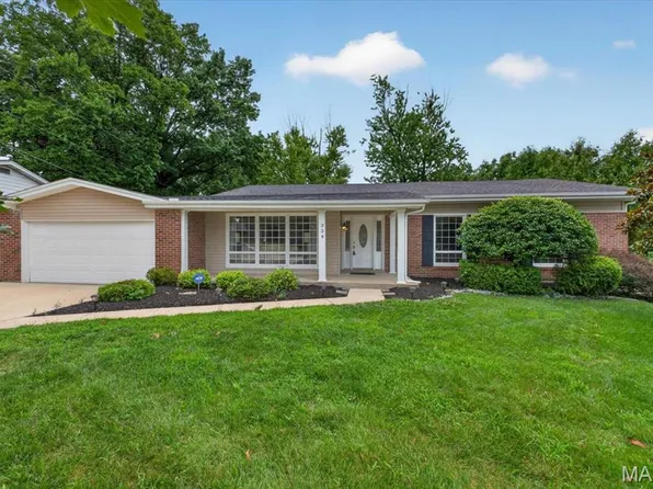 334 Country Club Dr, Ballwin, MO 63011