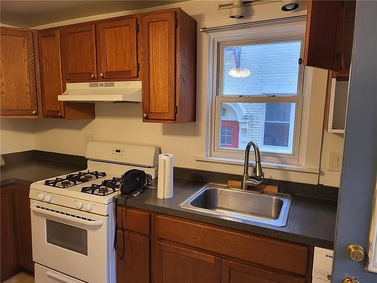 82 Adams St #2 — Photo 5