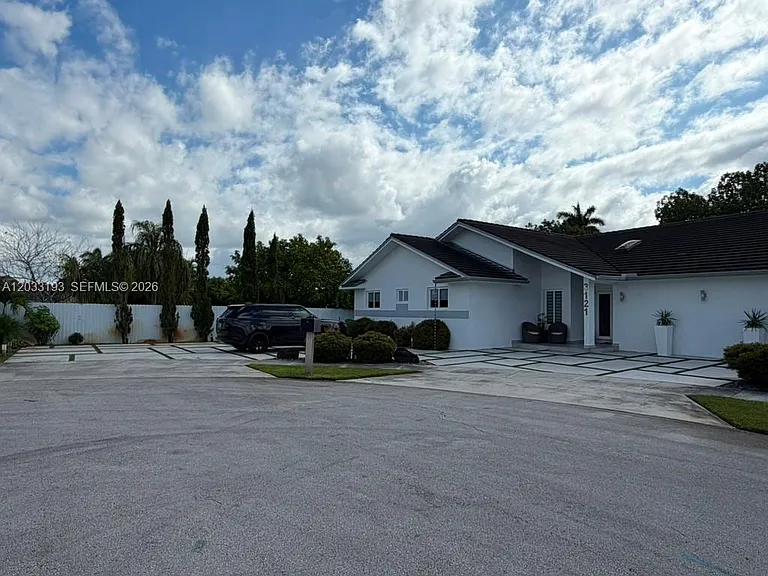 3121 SW 140th Ave — Photo 1