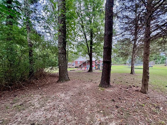 5th image of 690 Monument Rd