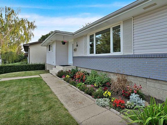 3rd image of 19 E Maryvale Cres NE