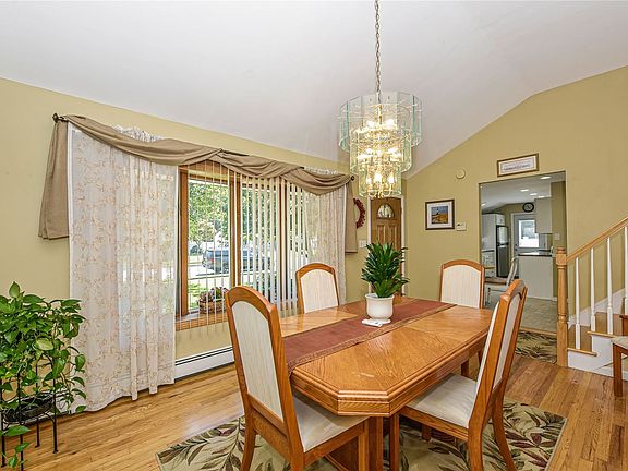 5th image of 984 Gardiner Dr