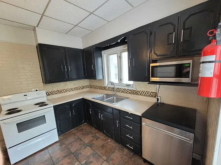 211-213 Montgomery Ave — Photo 9