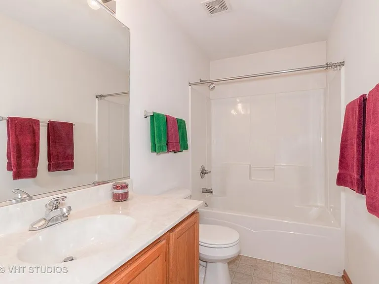 2nd bathroom (upper level)