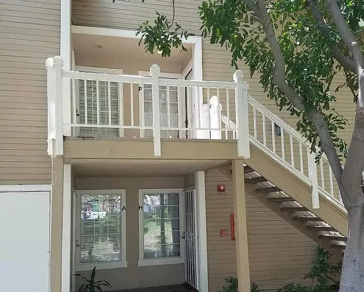Top floor, end unit