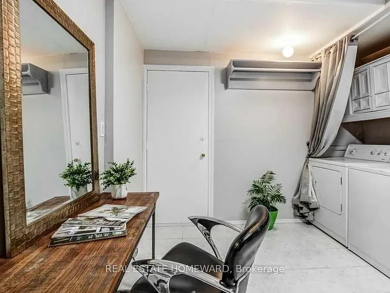 2336 Malcolm Cres — Photo 22