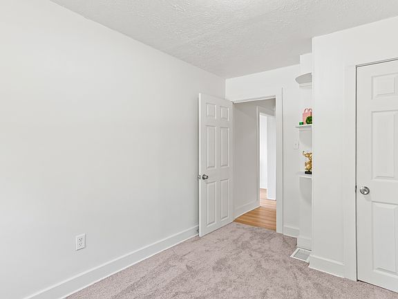 3rd image of 826 Ashland Ct
