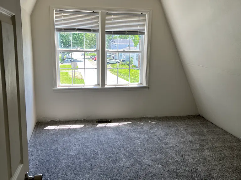 406 W Broadway St — Photo 11