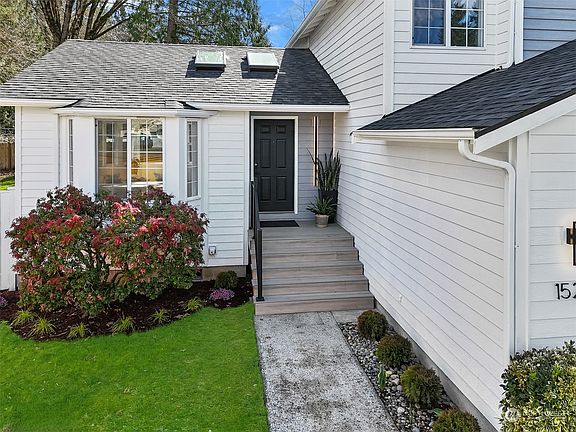 2nd image of 1526 NE Mapleridge Drive