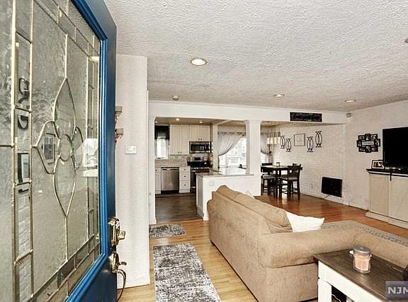 5th image of 94 Deerfield St
