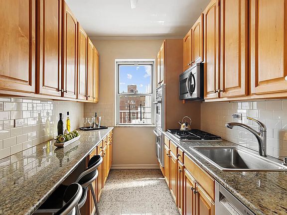 3rd image of 135 E 83rd St Penthouse A