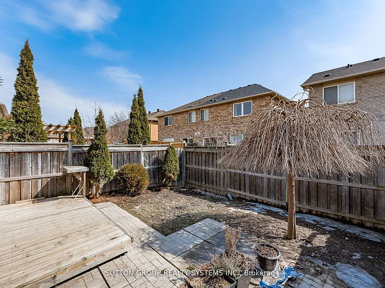 1152 Riddell Cres — Photo 32