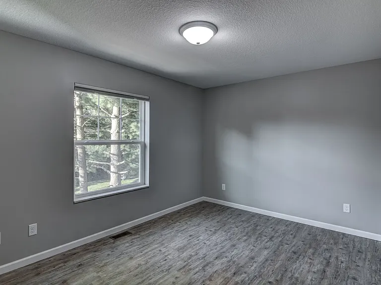 302 12th St SE — Photo 5