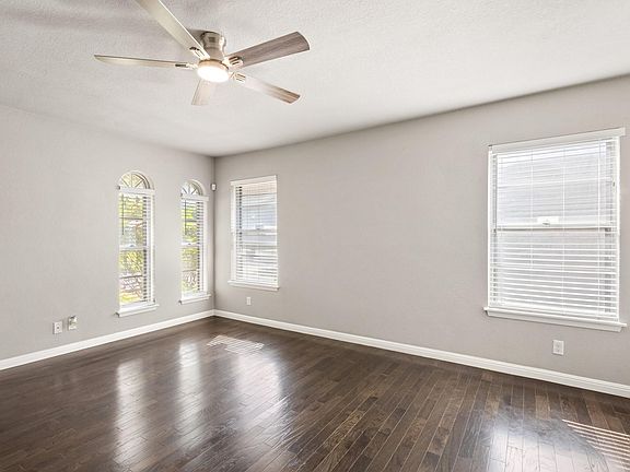 5th image of 310 De Soto Dr