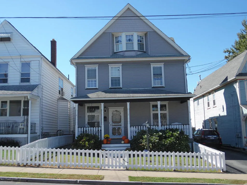 281 E South St photo 1