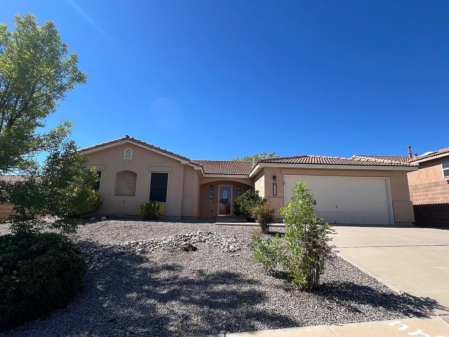 3 bed, 2.0 bath, 2000 sqft, $2,400 — Photo 1