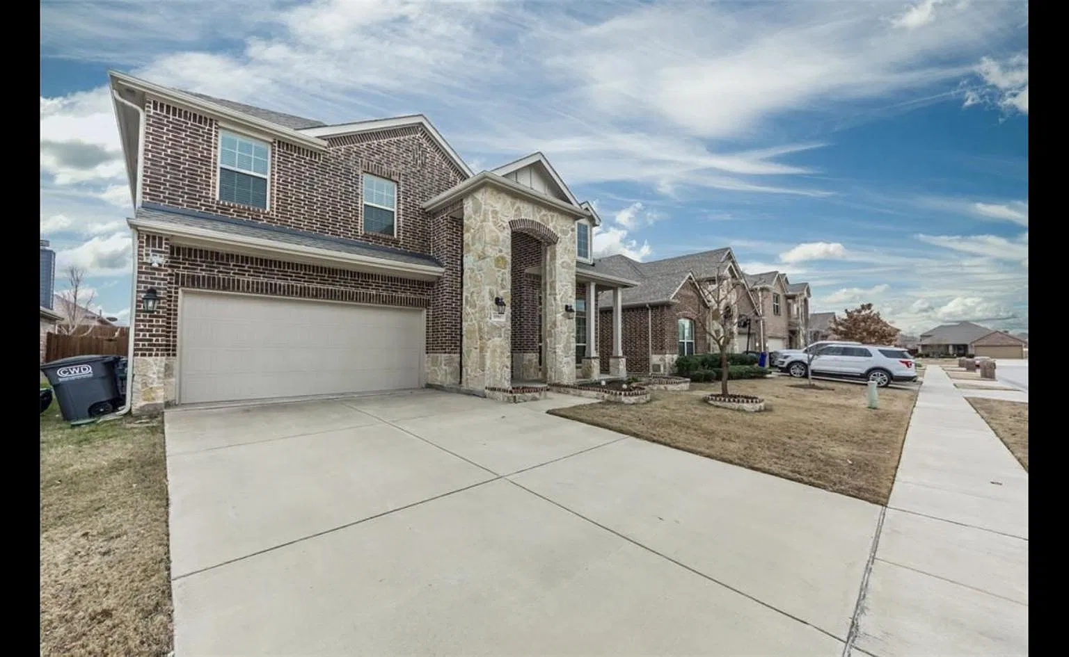 4 bed, 2.5 bath, 2727 sqft, $2,999 — Photo 2