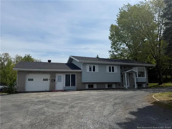 711 Victoria St, Edmundston, NB E3V 3T3