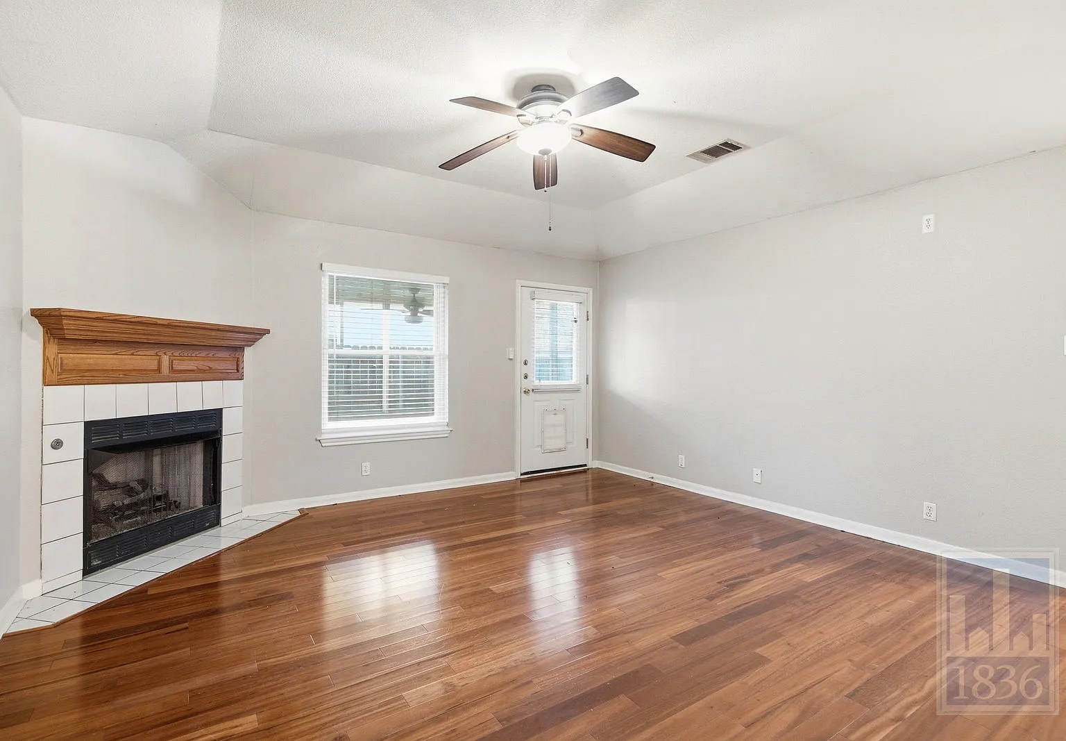 3 bed, 2.0 bath, 1387 sqft, $1,850 — Photo 3