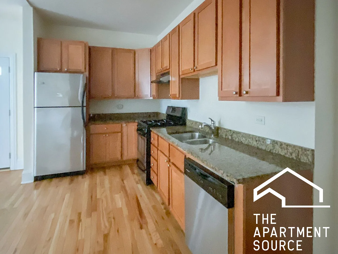 4 bed, 3.5 bath, 2400 sqft, $6,500 — Photo 2