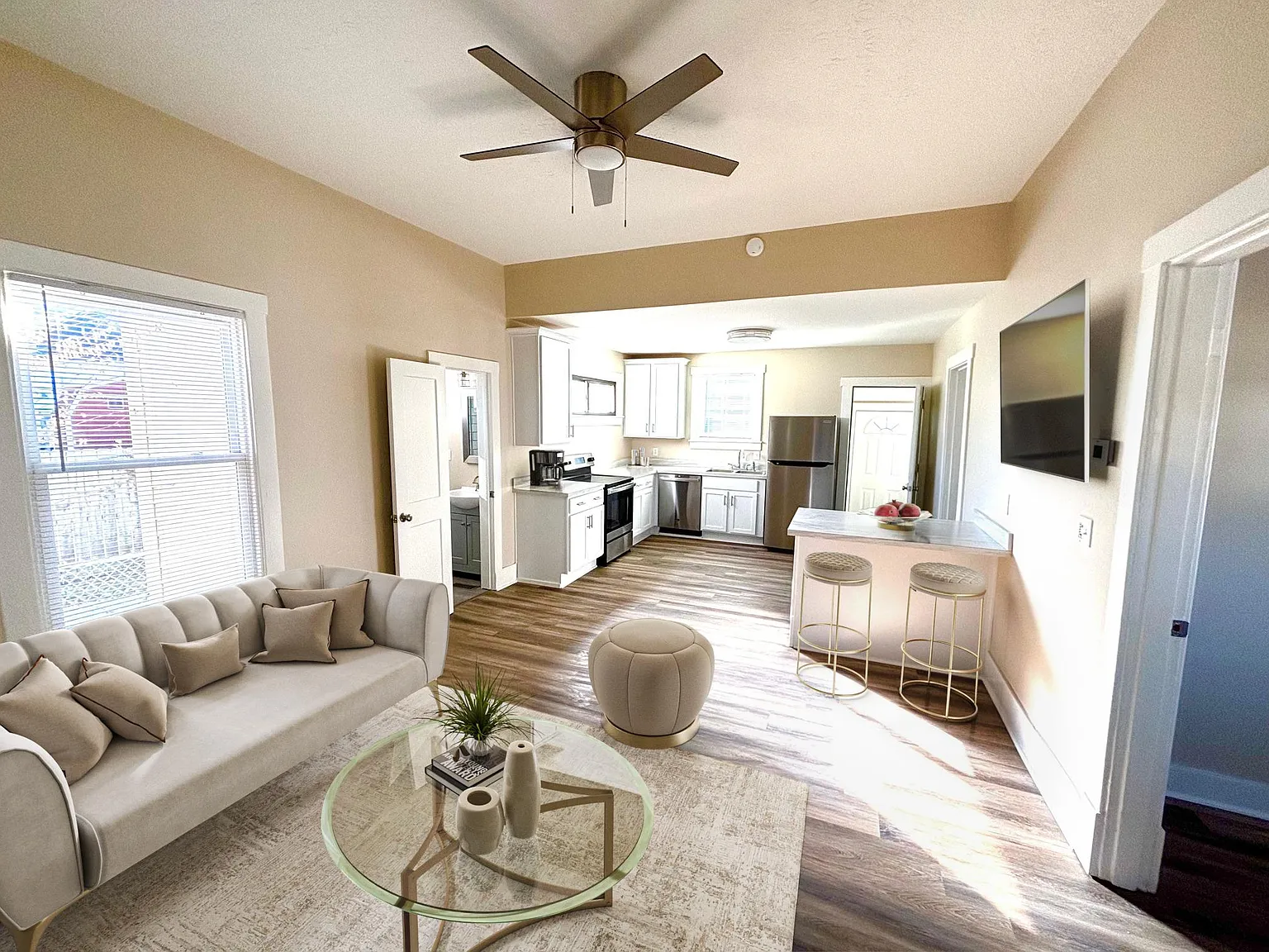 3 bed, 902 sqft, $1,600 — Photo 3