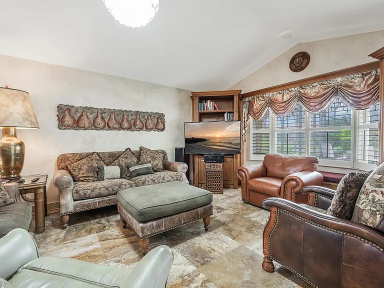 481 Crestwood Ln — Photo 13
