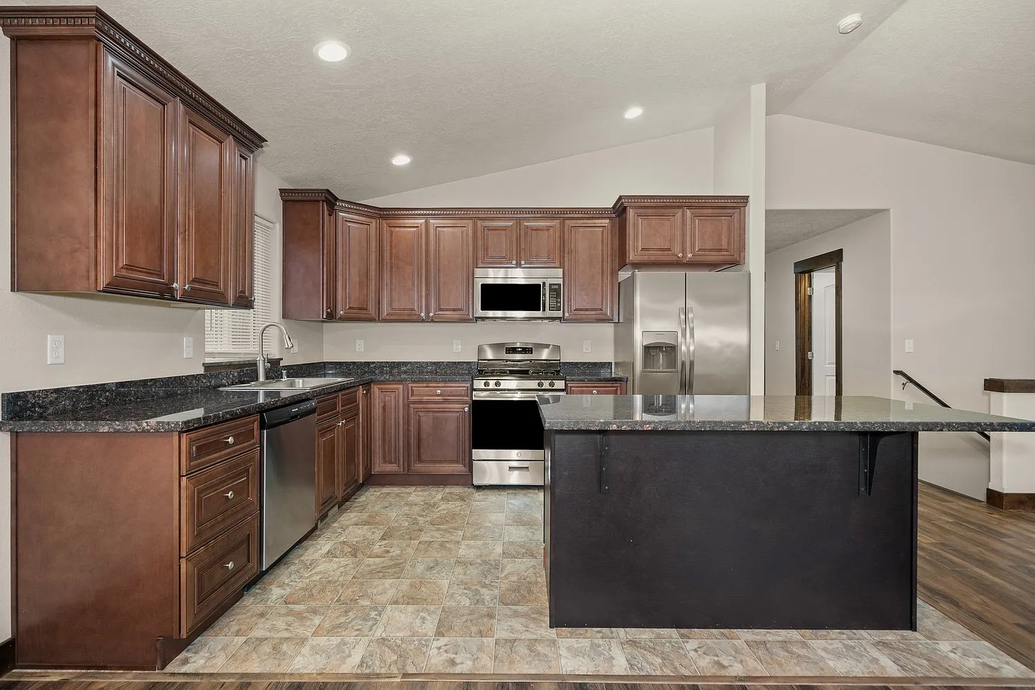 3 bed, 2450 sqft, $2,950 — Photo 4