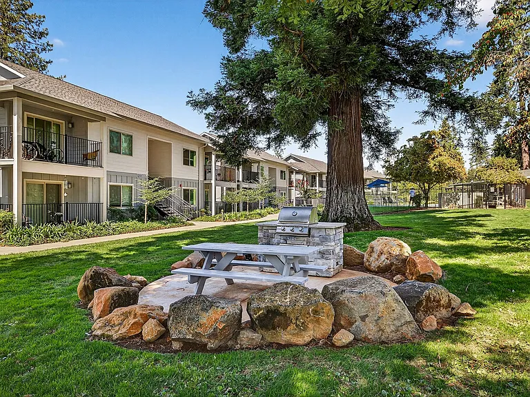 Villa Monterey Apartments — Photo 11